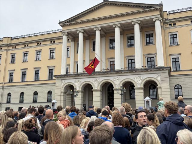 Norges slott med flagget på halv stang
