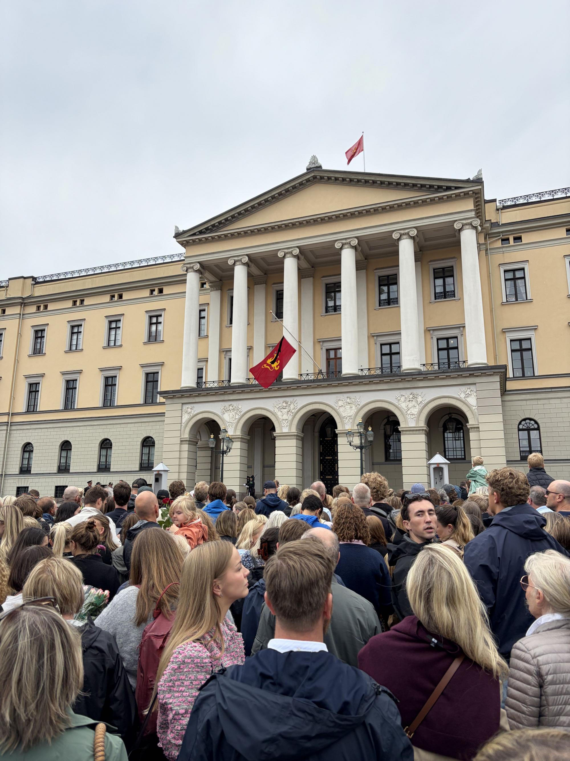 Norges slott med flagget på halv stang