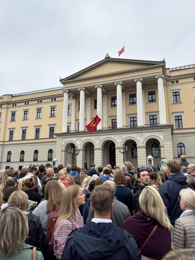 Norges slott med flagget på halv stang