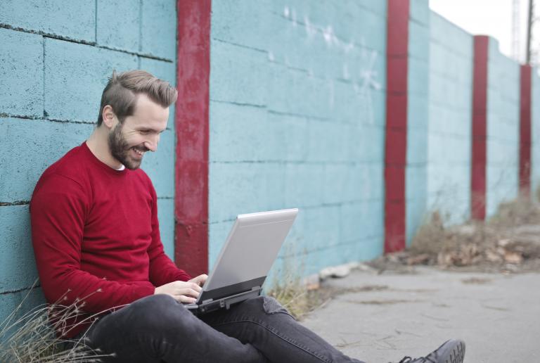 Mann som leser bloggen